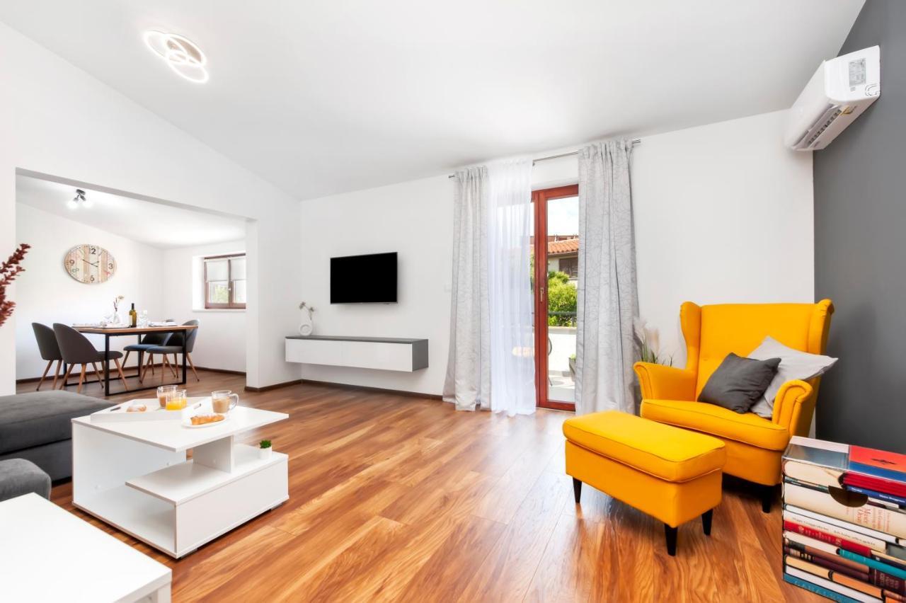 Apartments E&M Pula Exterior photo
