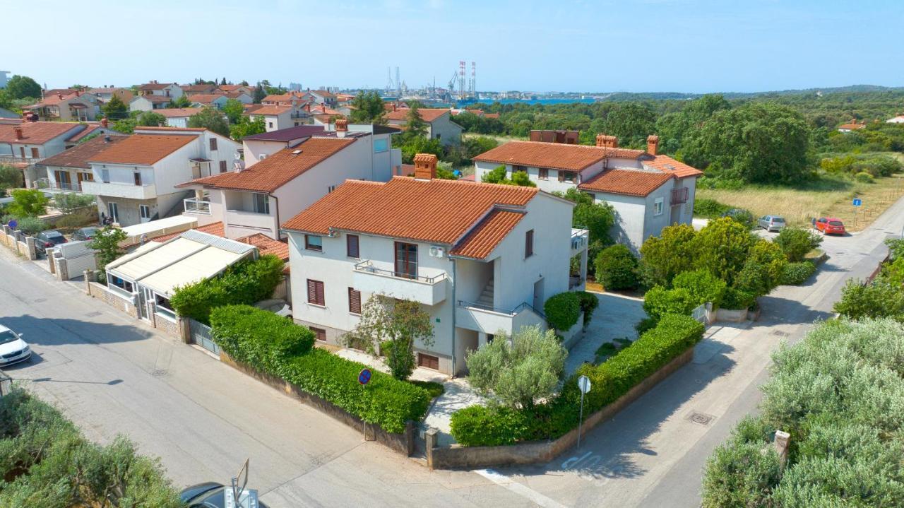 Apartments E&M Pula Exterior photo