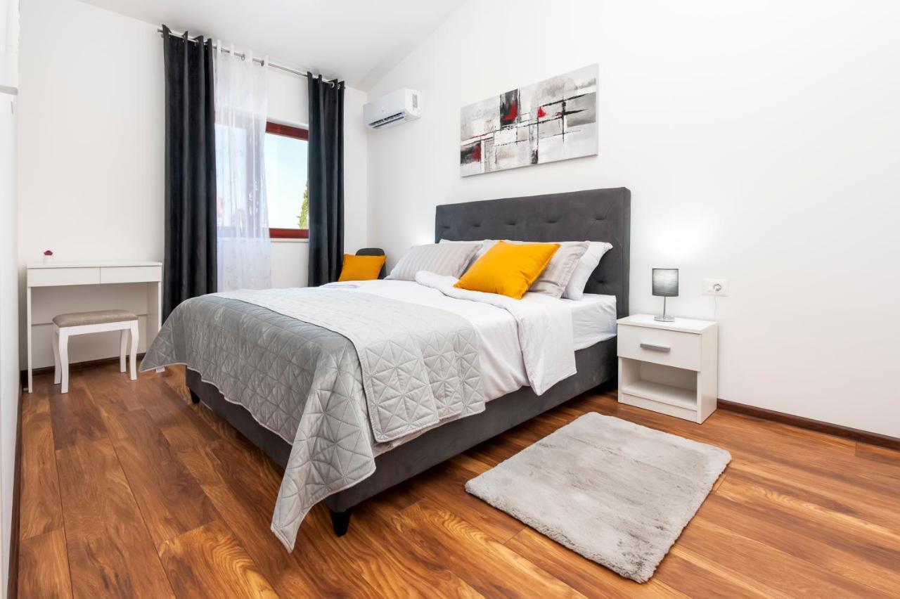 Apartments E&M Pula Exterior photo